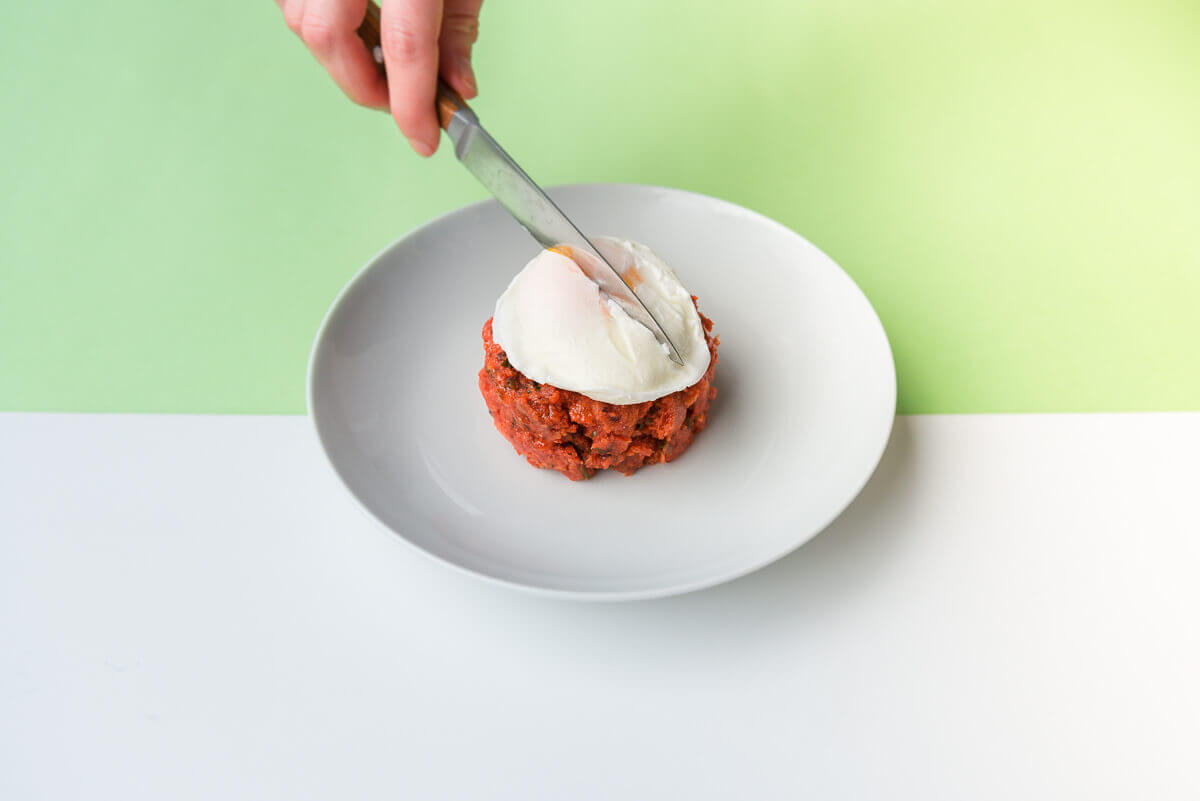 Scharfe Pappa al pomodoro mit pochiertem Ei