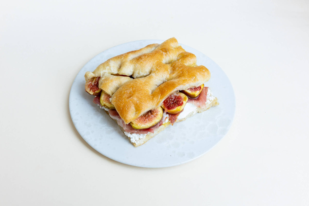 Panino mit frischen Feigen, Ricotta und Crudo