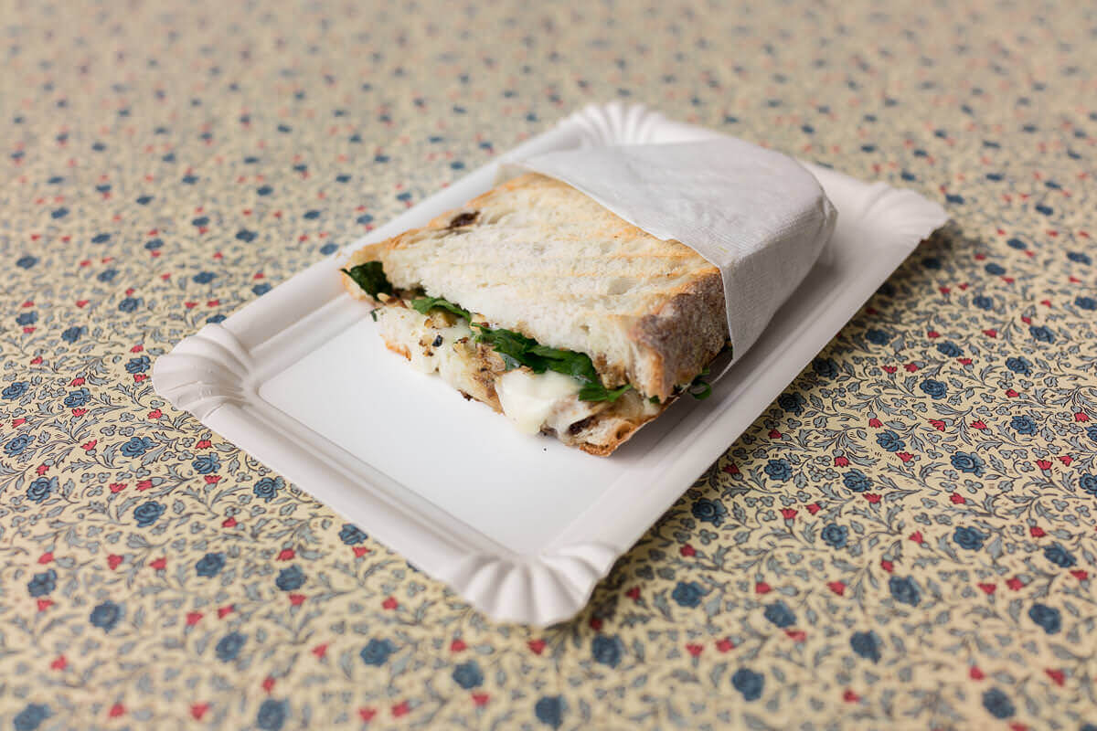 Ein Panino mit Spinat, Mozzarella, Balsamico