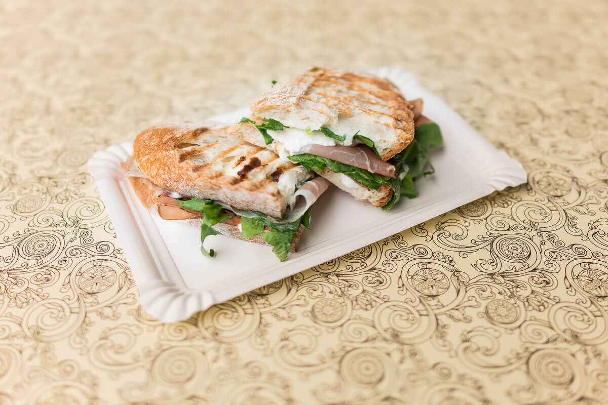 Ein Panino mit Südtiroler Speck, Stracchino und Rucola