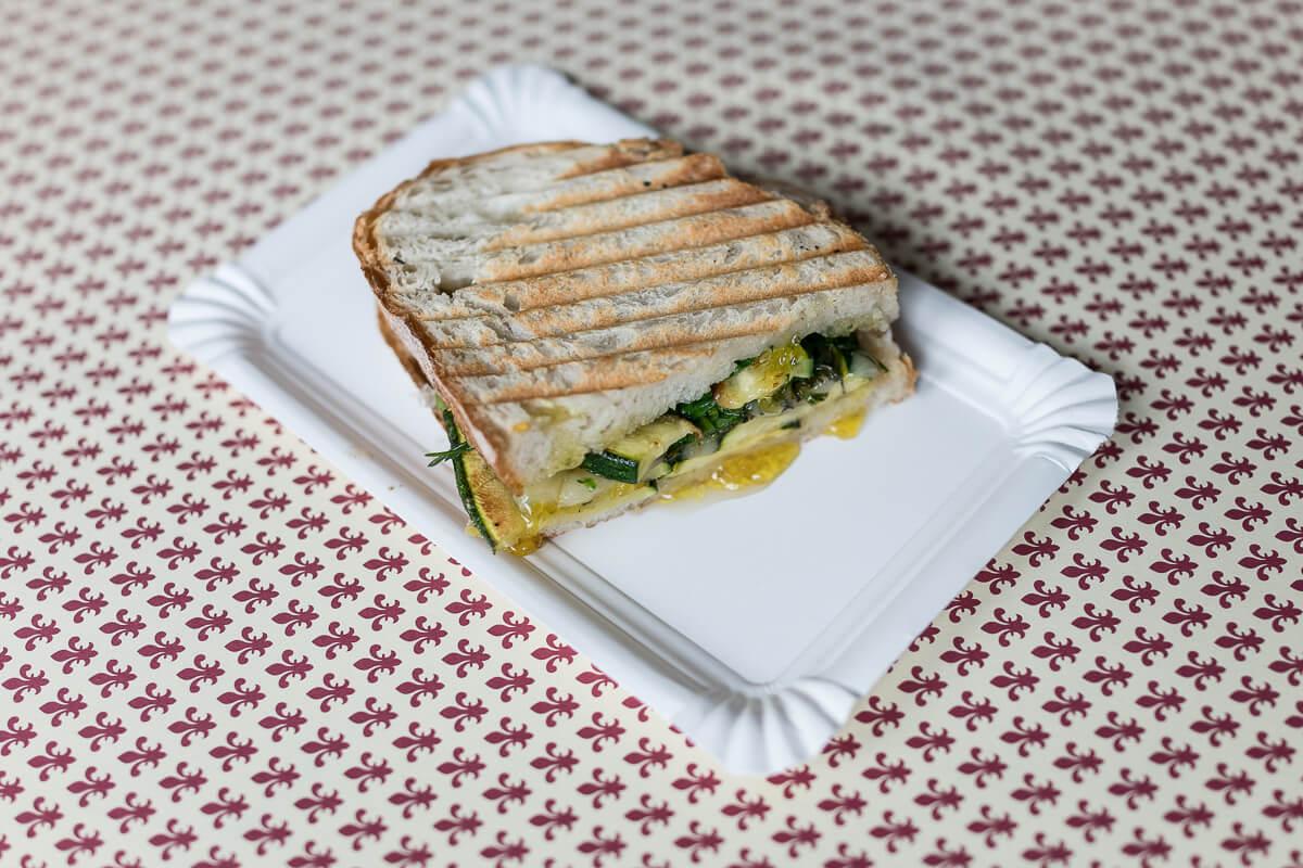 Ein Panino mit Zucchini und karamellisierten Zitronen