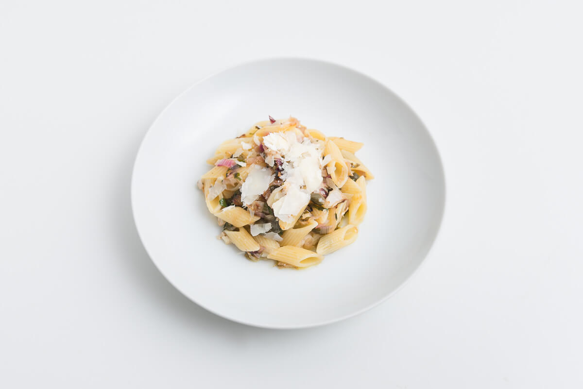 Schnelle Pasta mit Tropea-Zwiebeln und Kapern