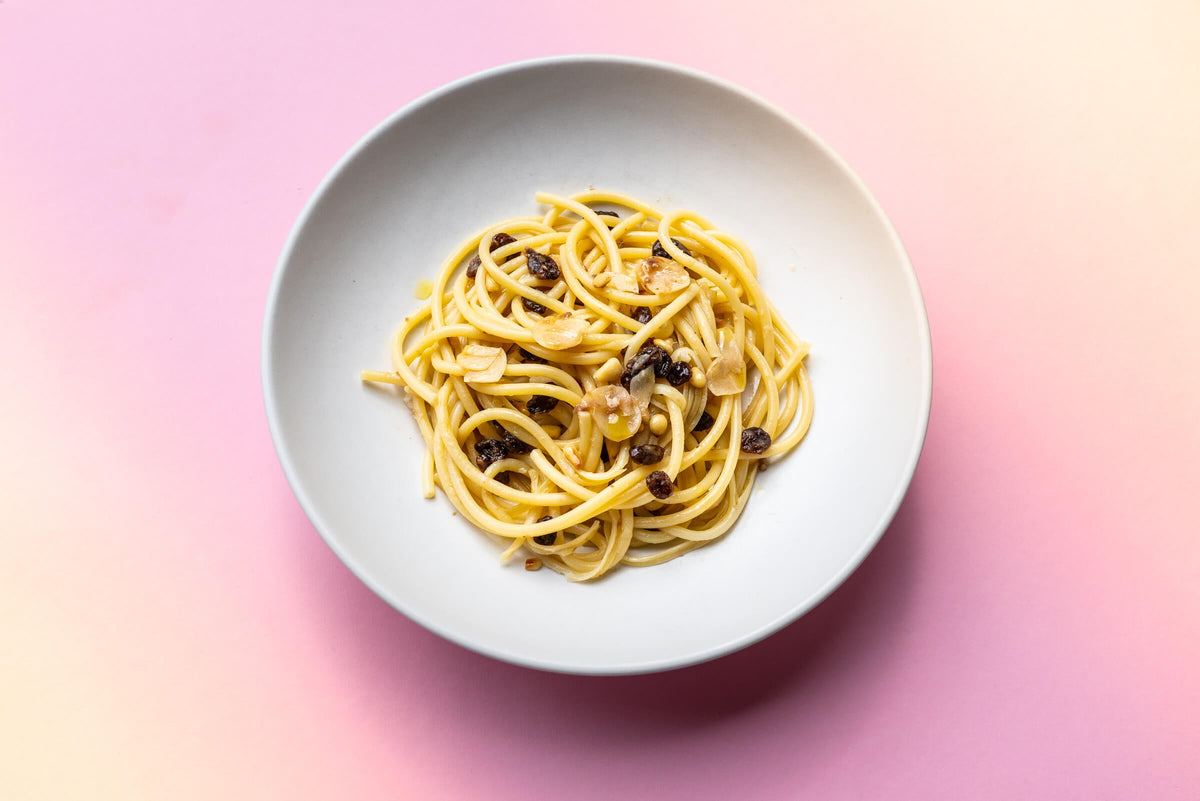 Bucatini mit Sardellen, Rosinen und Pinienkernen