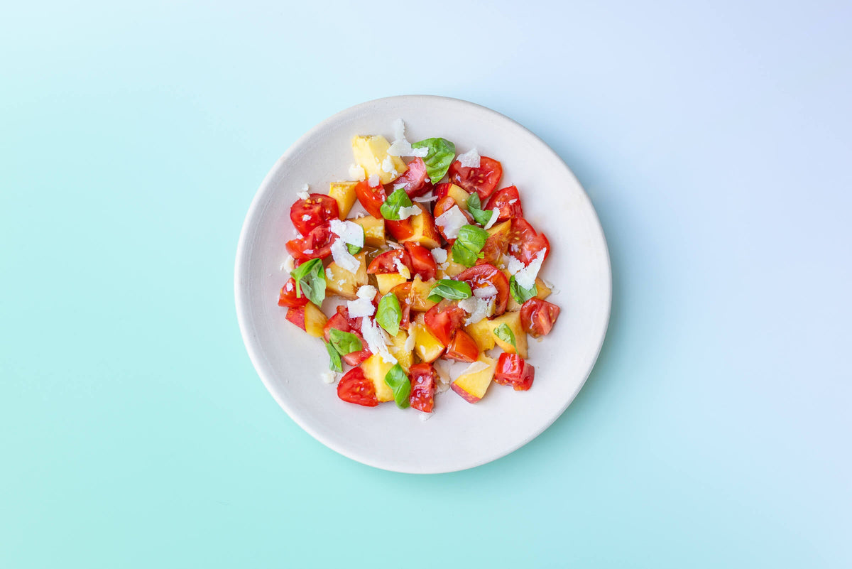 Ein Salat aus Pfirsich und Tomate