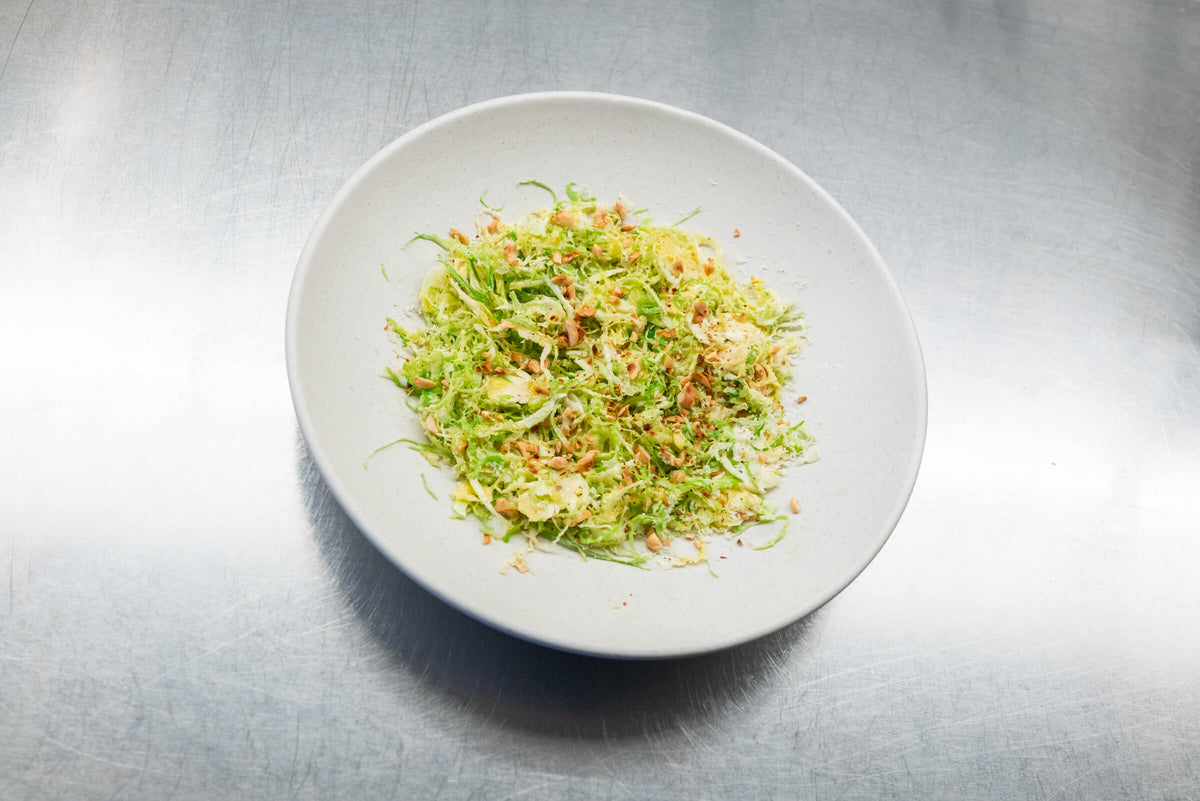 Salat aus rohem Rosenkohl