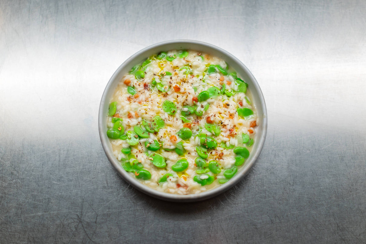 Ein Risotto mit Fave und Guanciale