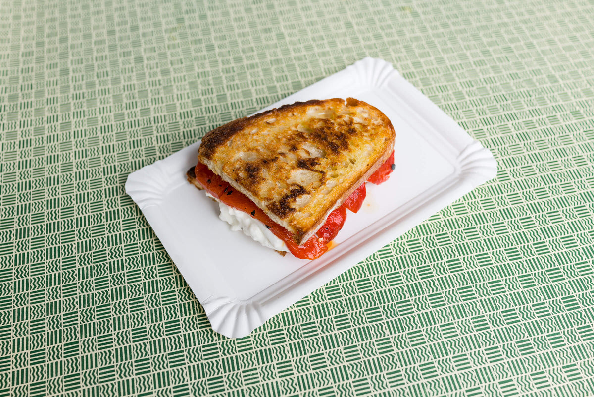Panino mit gegrilltem Paprika und Burrata