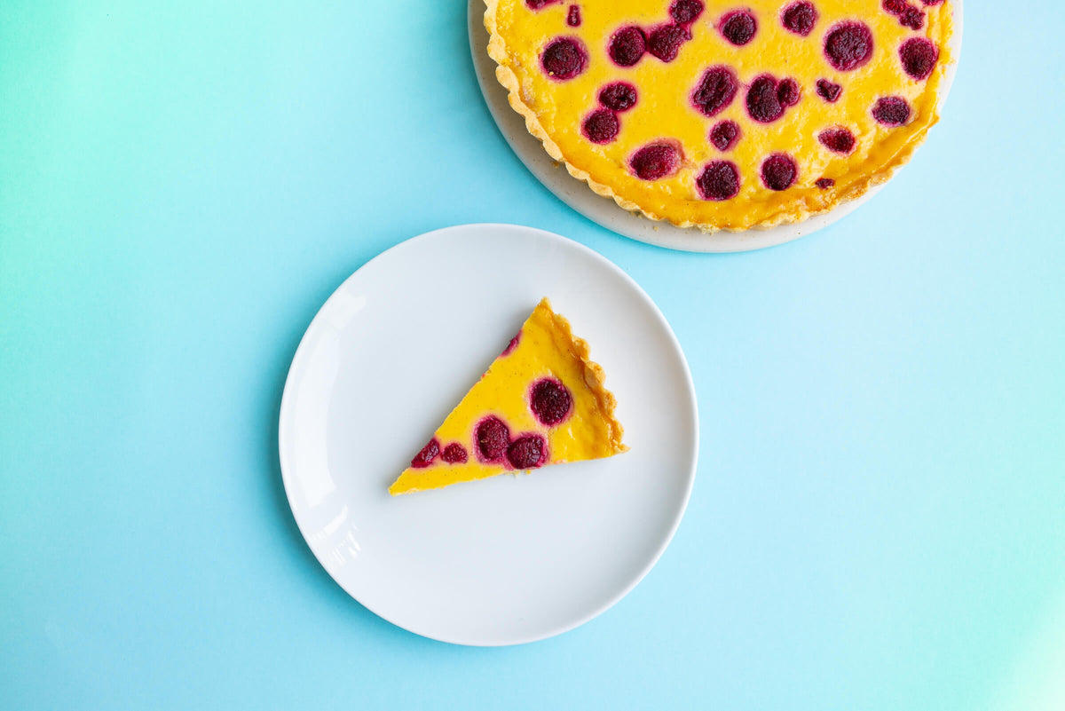 Torta con crema e lamponi