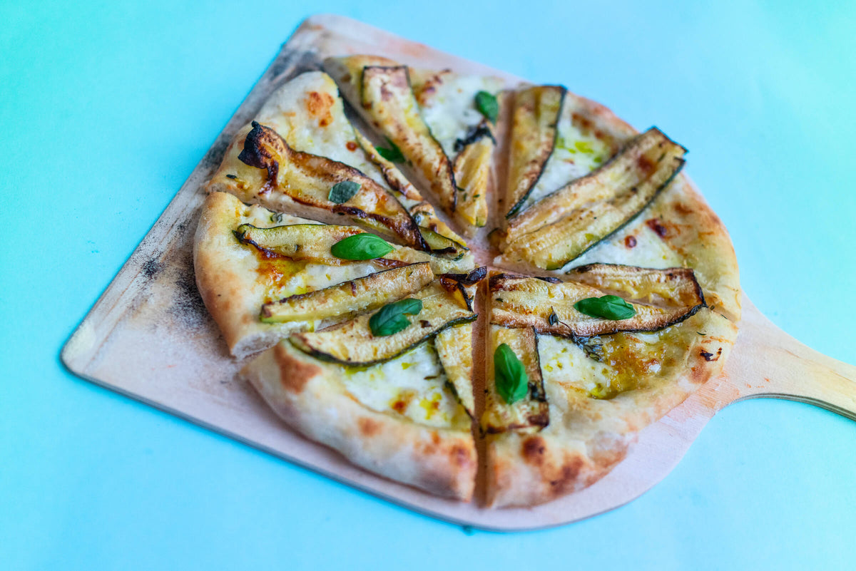 Eine Pizza mit marinierten Zucchini