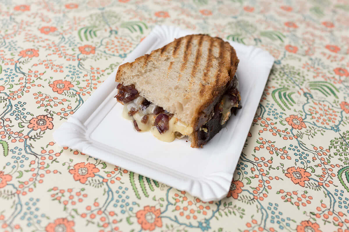 Ein Panino mit Époisses und Zwiebeln