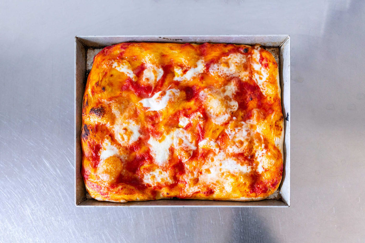 Rezept: Eine Pizza Margherita vom Blech