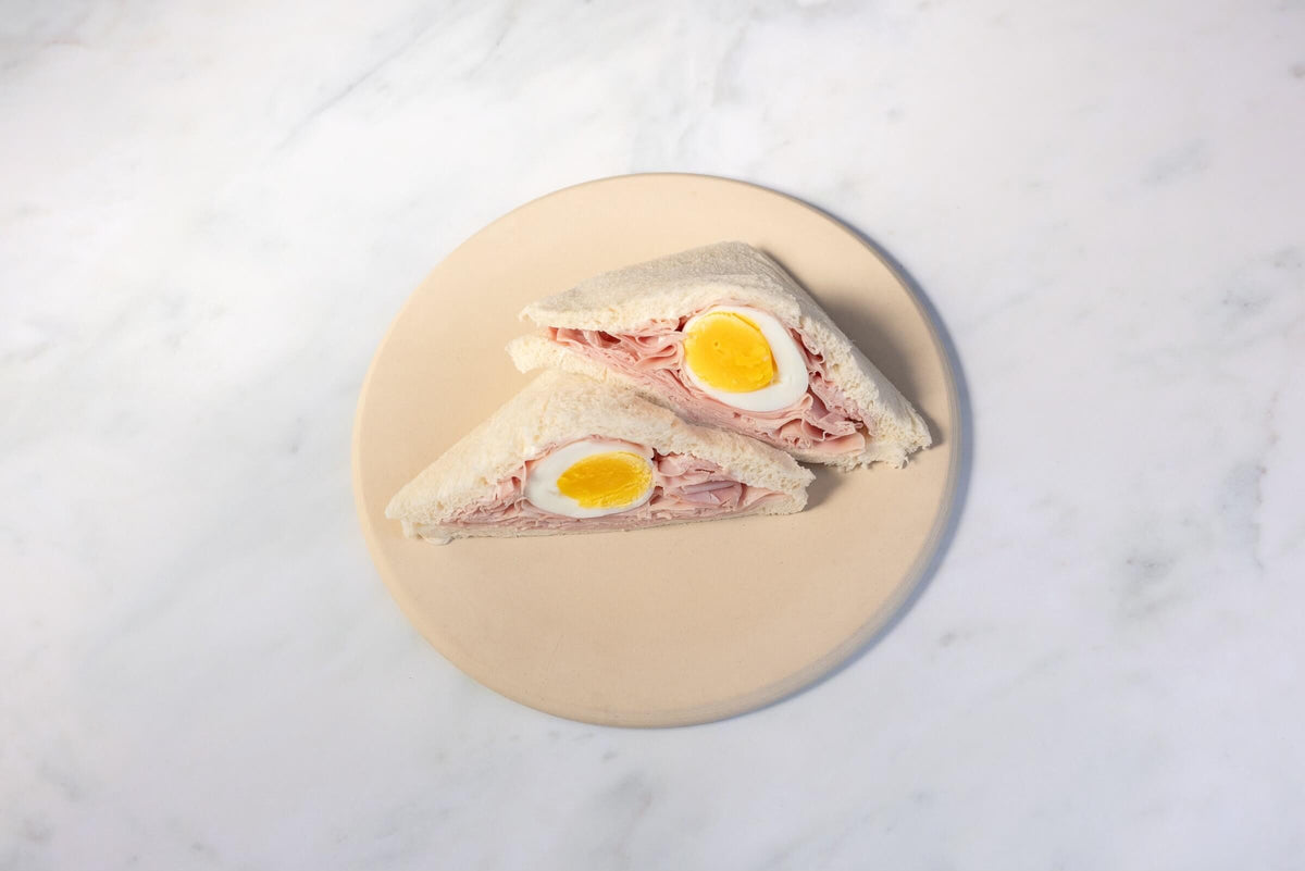 Tramezzino mit Schinken, Ei und Mayo