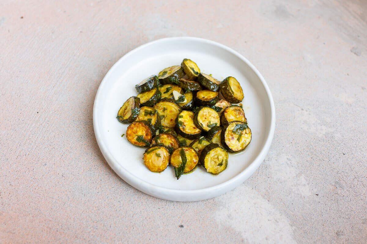 Eingelegte Zucchini mit Minze